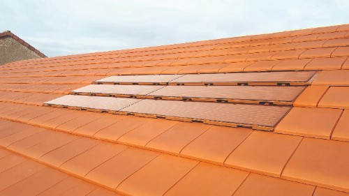 découvrez les tuiles photovoltaïques, une solution innovante et esthétiques pour produire de l'énergie solaire tout en préservant l'apparence de votre toiture. idéales pour allier durabilité et modernité, elles transforment votre maison en une source d'énergie renouvelable.