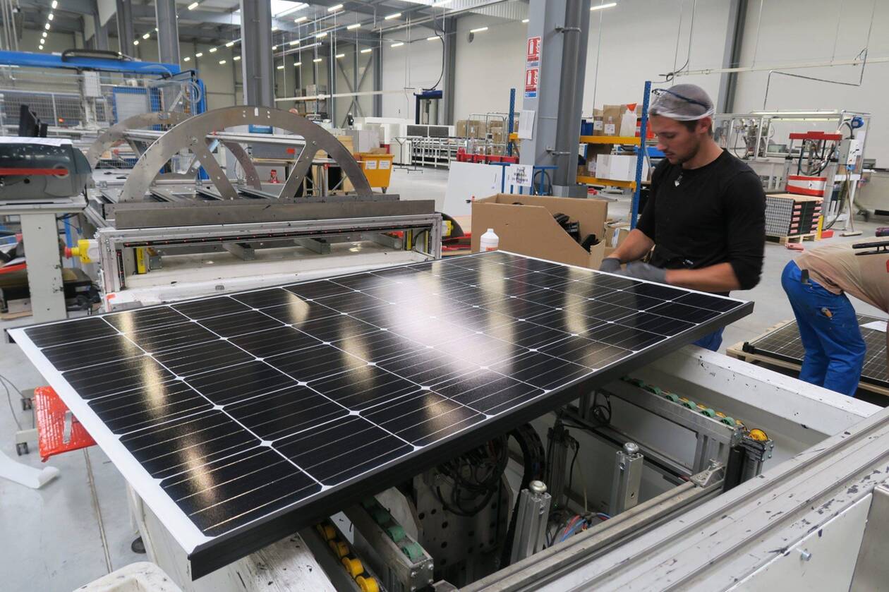 découvrez notre usine de panneaux solaires, spécialisée dans la fabrication de solutions solaires durables et innovantes. nous offrons des produits de haute qualité pour un avenir énergétique renouvelable.
