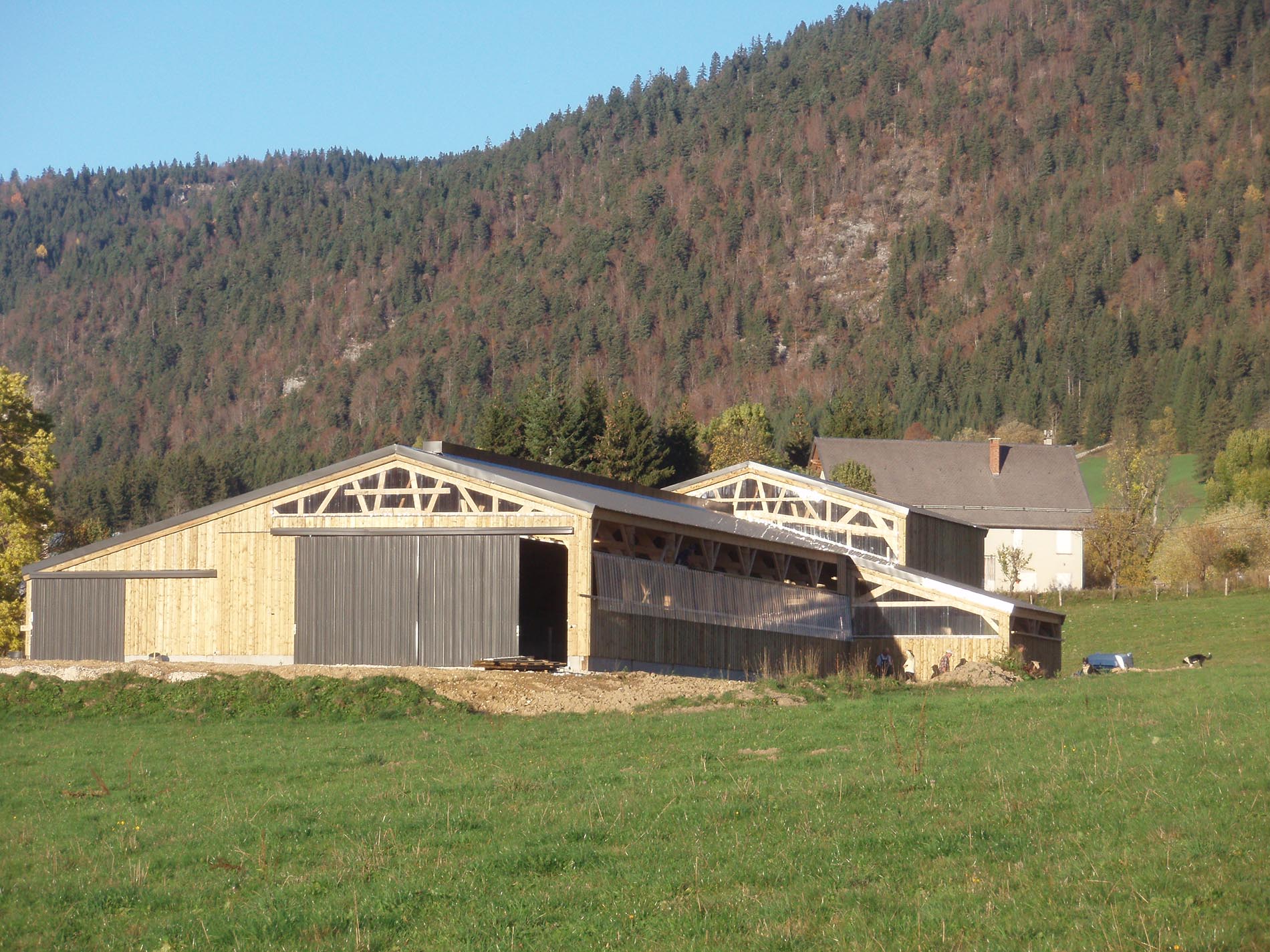 découvrez les multiples opportunités d'utilisation des bâtiments agricoles, entre entreposage, élevage et transformation, pour optimiser votre exploitation et maximiser votre rendement.