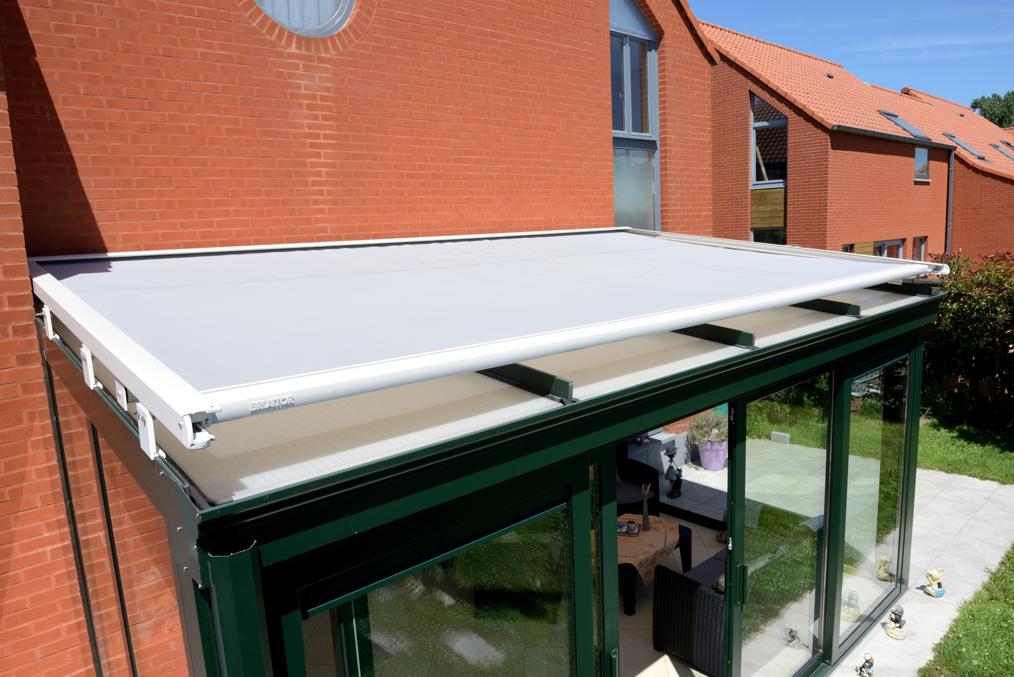 découvrez les avantages d'une véranda solaire : un espace lumineux et éco-responsable qui maximise votre confort tout en réduisant votre empreinte énergétique. transformez votre maison avec une véranda moderne, parfaite pour profiter de la lumière naturelle tout en préservant votre confort thermique.