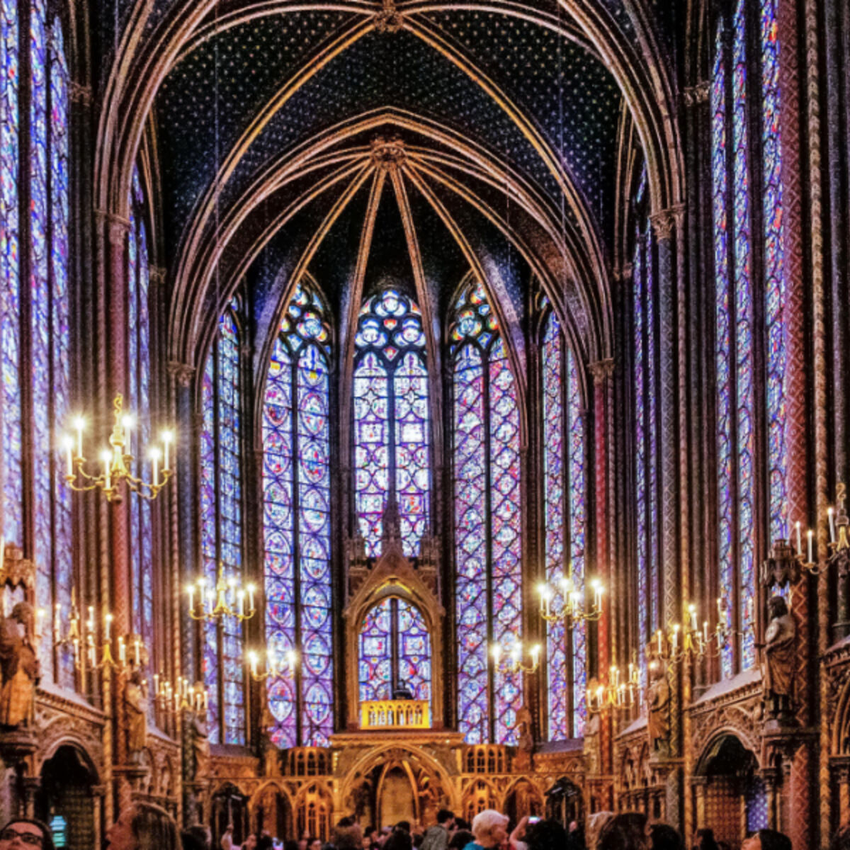 découvrez l'art fascinant du vitrail, un mariage de lumière et de couleur qui embellit nos espaces. explorez son histoire, ses techniques et son impact dans l'architecture et la décoration intérieure.