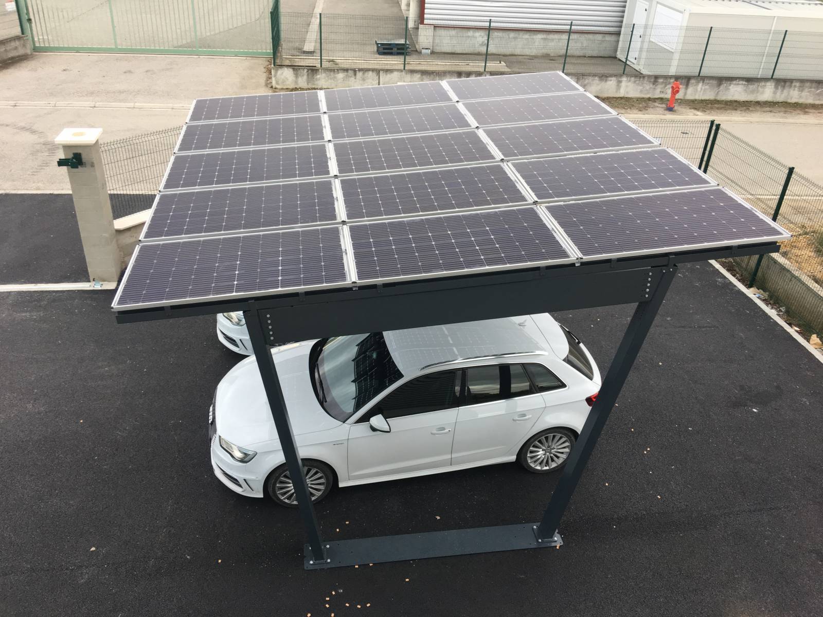 découvrez notre abri voiture solaire, une solution écologique et pratique pour protéger votre véhicule tout en produisant de l'énergie renouvelable. alliez confort et respect de l'environnement grâce à cet abri innovant.