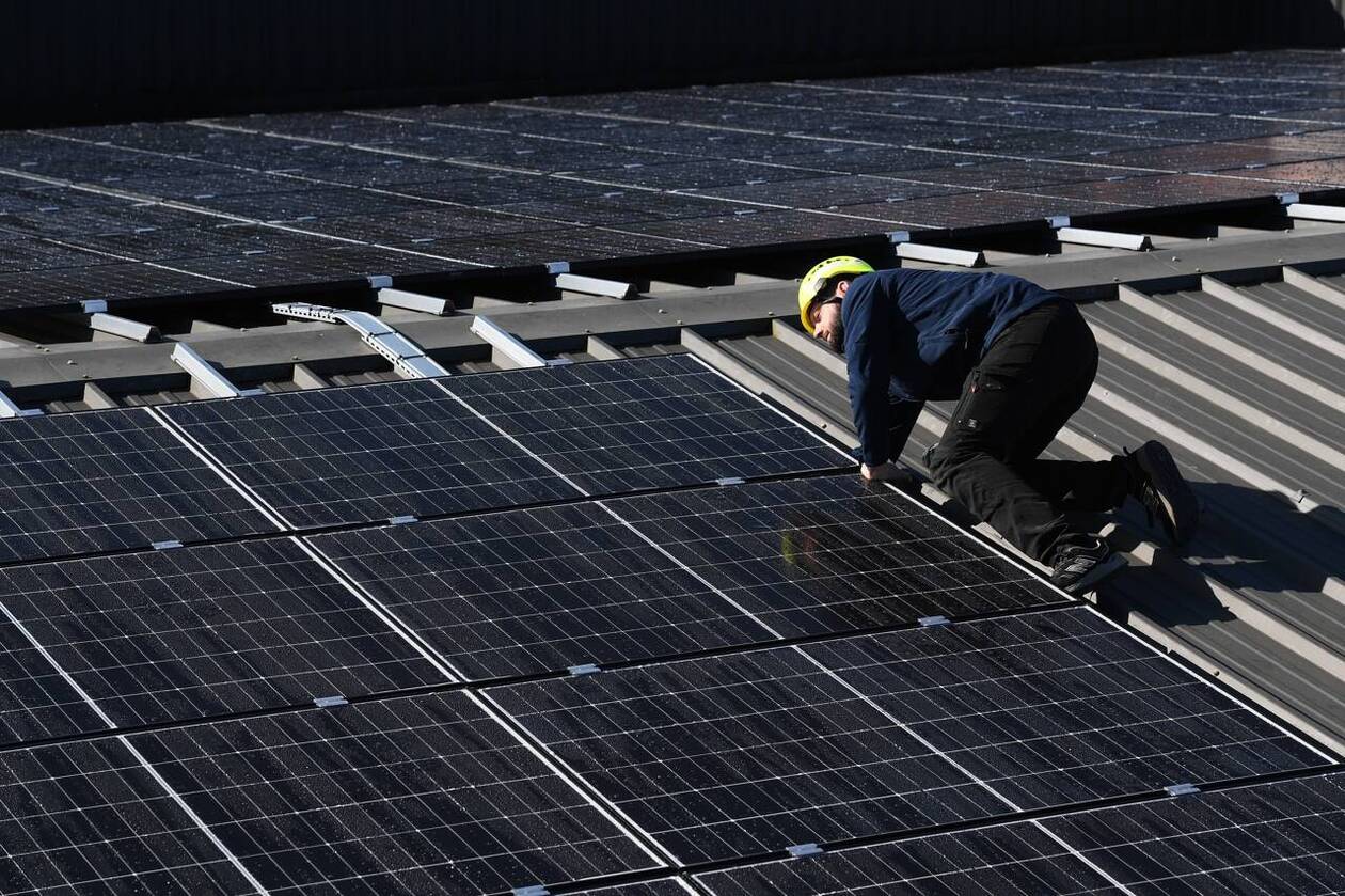 découvrez les différentes aides disponibles pour l'installation de panneaux solaires en france. informez-vous sur les subventions, crédits d'impôt et autres dispositifs financiers qui facilitent la transition vers une énergie solaire plus durable et économique.