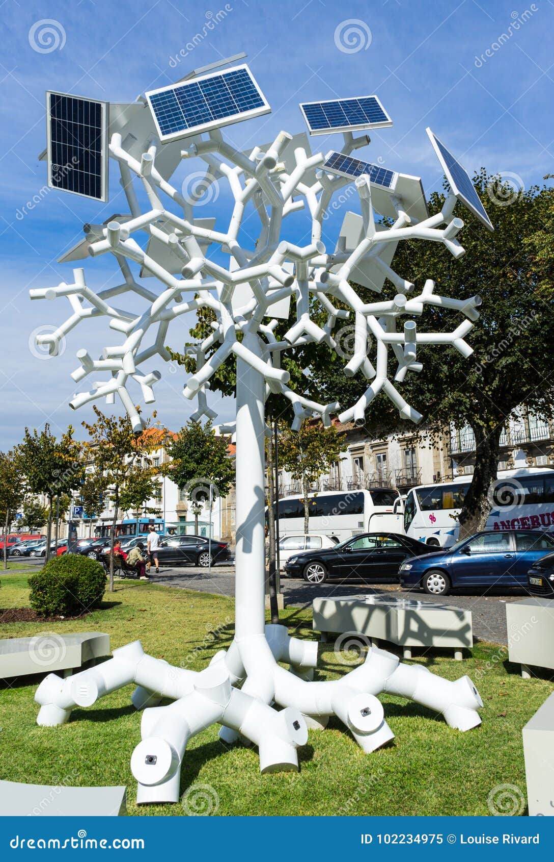 découvrez l'arbre solaire, une innovation écologique qui transforme l'énergie solaire en électricité tout en offrant un espace de détente. alliant design moderne et respect de l'environnement, cet équipement est idéal pour les espaces publics et privés.