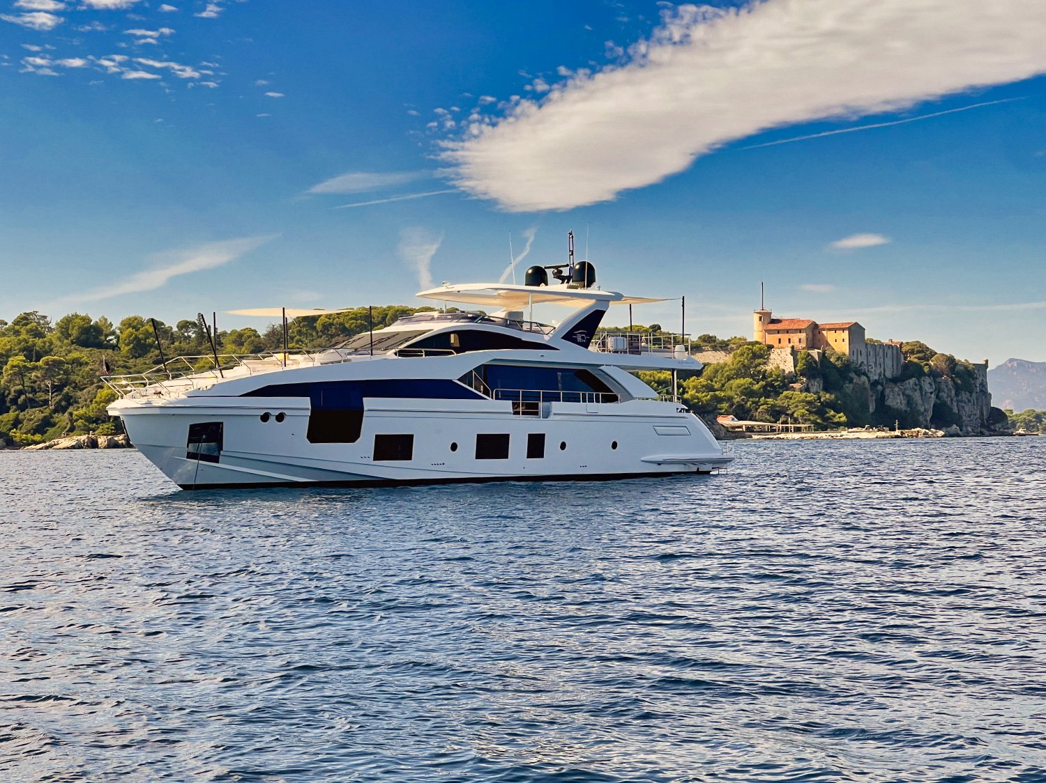 découvrez l'azimut, un terme essentiel en navigation et en astronomie, qui désigne l'angle mesuré à partir du nord. apprenez comment il influence nos trajectoires et nos repères, et explorez son importance dans divers domaines scientifiques et pratiques.