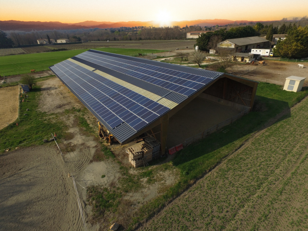 découvrez tout sur les bâtiments agricoles photovoltaïques (pv) : optimisez votre espace agricole avec des solutions durables qui combinent production d'énergie et préservation de l'environnement. apprenez comment intégrer efficacement des panneaux solaires dans vos structures agricoles pour maximiser votre rentabilité.