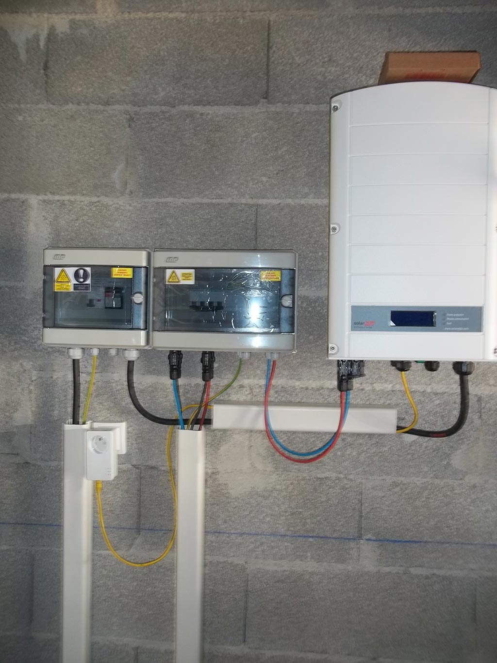 découvrez comment réaliser le branchement d'un onduleur solaire de manière simple et efficace. guide complet pour optimiser votre installation photovoltaïque et garantir une production d'énergie renouvelable fiable.