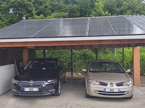découvrez notre carport solaire conçu pour abriter deux voitures tout en produisant de l'énergie renouvelable. profitez d'une solution esthétiquement séduisante et écologique pour protéger votre véhicule des intempéries tout en réduisant votre empreinte carbone.