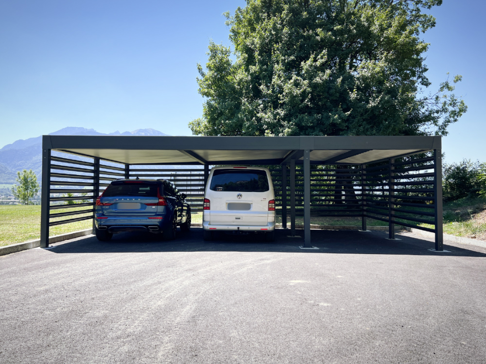 découvrez notre carport solaire capable d'abriter jusqu'à 3 voitures tout en produisant de l'énergie renouvelable. alliez praticité et écologie avec cette solution innovante qui protège votre véhicule et contribue à la transition énergétique.