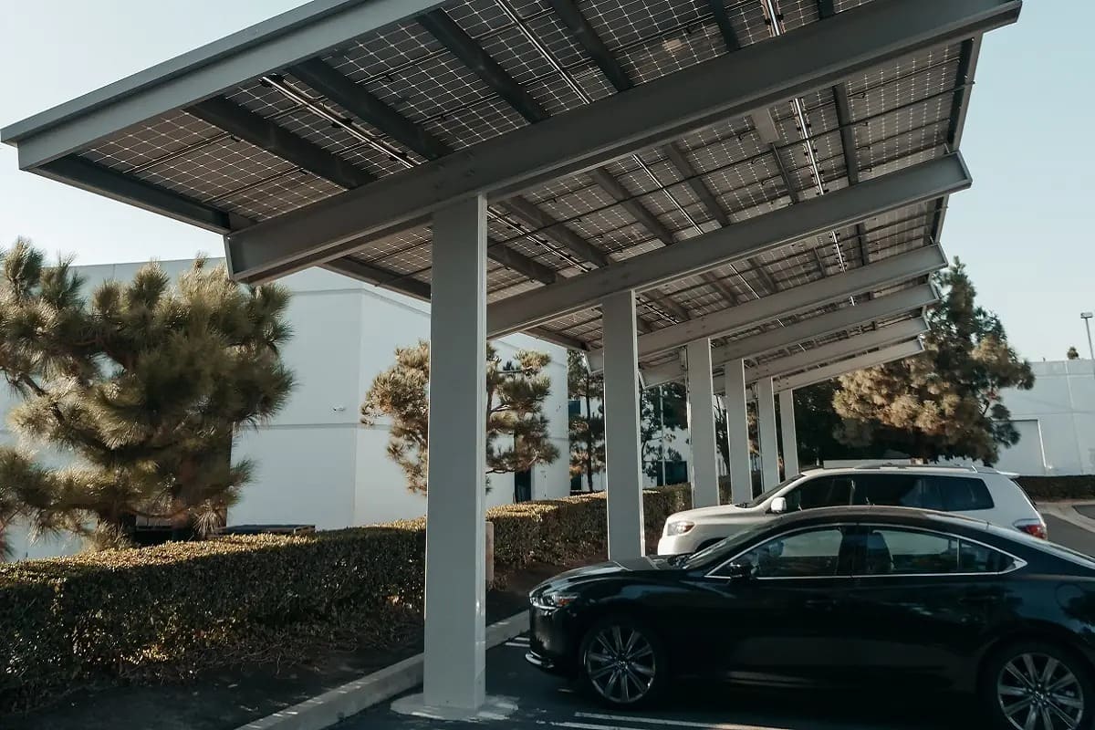 découvrez les avantages du carport solaire, une solution innovante qui combine espace de stationnement et production d'énergie renouvelable. protégez votre véhicule tout en contribuant à la transition énergétique grâce à une installation esthétique et performante.