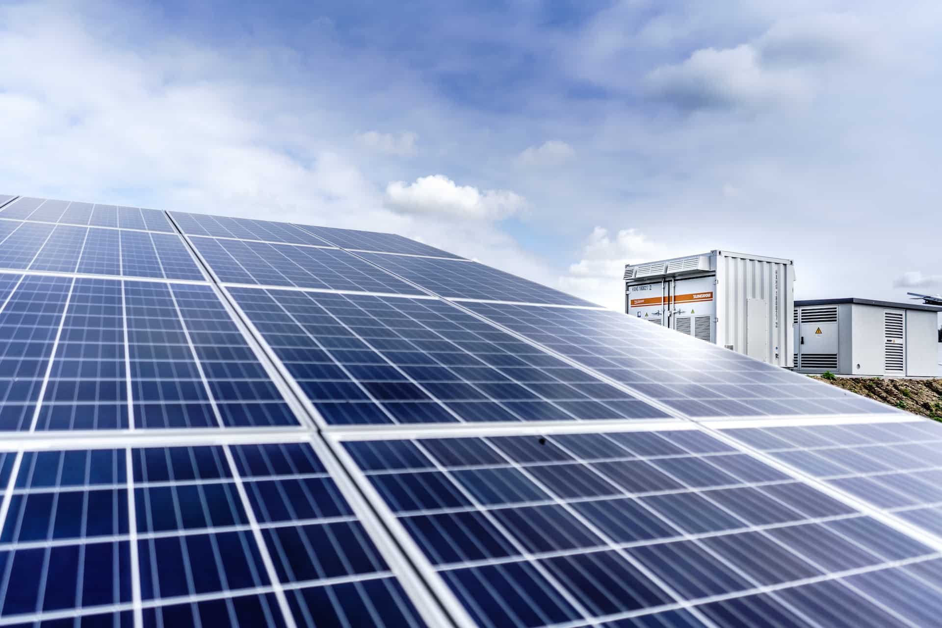 découvrez la composition des panneaux solaires, comprenant des matériaux clés tels que le silicium, les conducteurs, et les couches de protection. apprenez comment ces éléments travaillent ensemble pour capter et convertir l'énergie solaire en électricité efficace et durable.