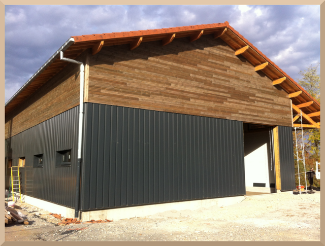 découvrez nos services de constructeur de bâtiments agricoles, spécialisés dans la conception et la réalisation de structures adaptées à vos besoins. que ce soit pour des hangars, des écuries ou des silos, nous vous garantissons des constructions durables et sur mesure, alliant fonctionnalité et expertise.