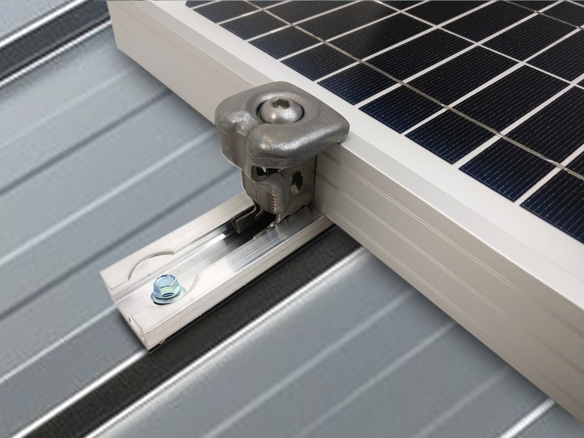 découvrez comment fixer efficacement votre panneau solaire avec notre guide pratique. suivez nos conseils étape par étape pour assurer une installation sûre et optimale de vos panneaux solaires.