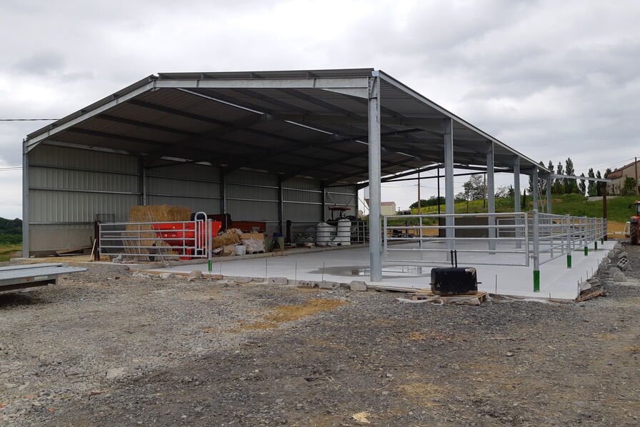 découvrez nos hangars agricoles, conçus pour offrir un espace de stockage optimal pour vos équipements et récoltes. idéaux pour protéger vos productions, nos hangars allient durabilité et fonctionnalité pour répondre à tous vos besoins agricoles.