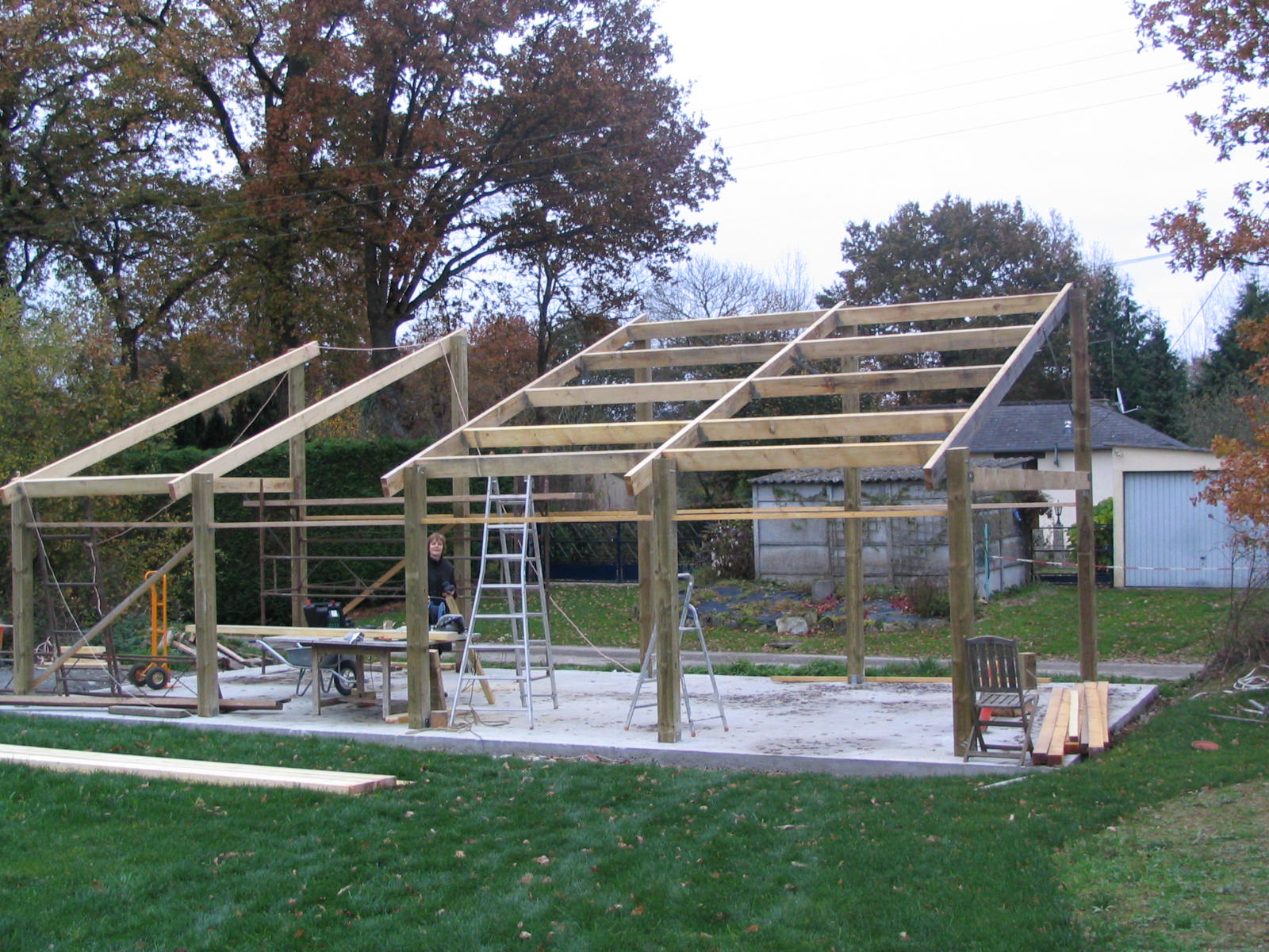 découvrez notre hangar en bois, parfait pour répondre à tous vos besoins de stockage. alliant durabilité et esthétisme, il s'intègre harmonieusement dans votre jardin ou votre espace extérieur. facile à monter, notre hangar vous permettra de protéger vos outils, vélos et équipements des intempéries tout en ajoutant une touche naturelle à votre environnement.