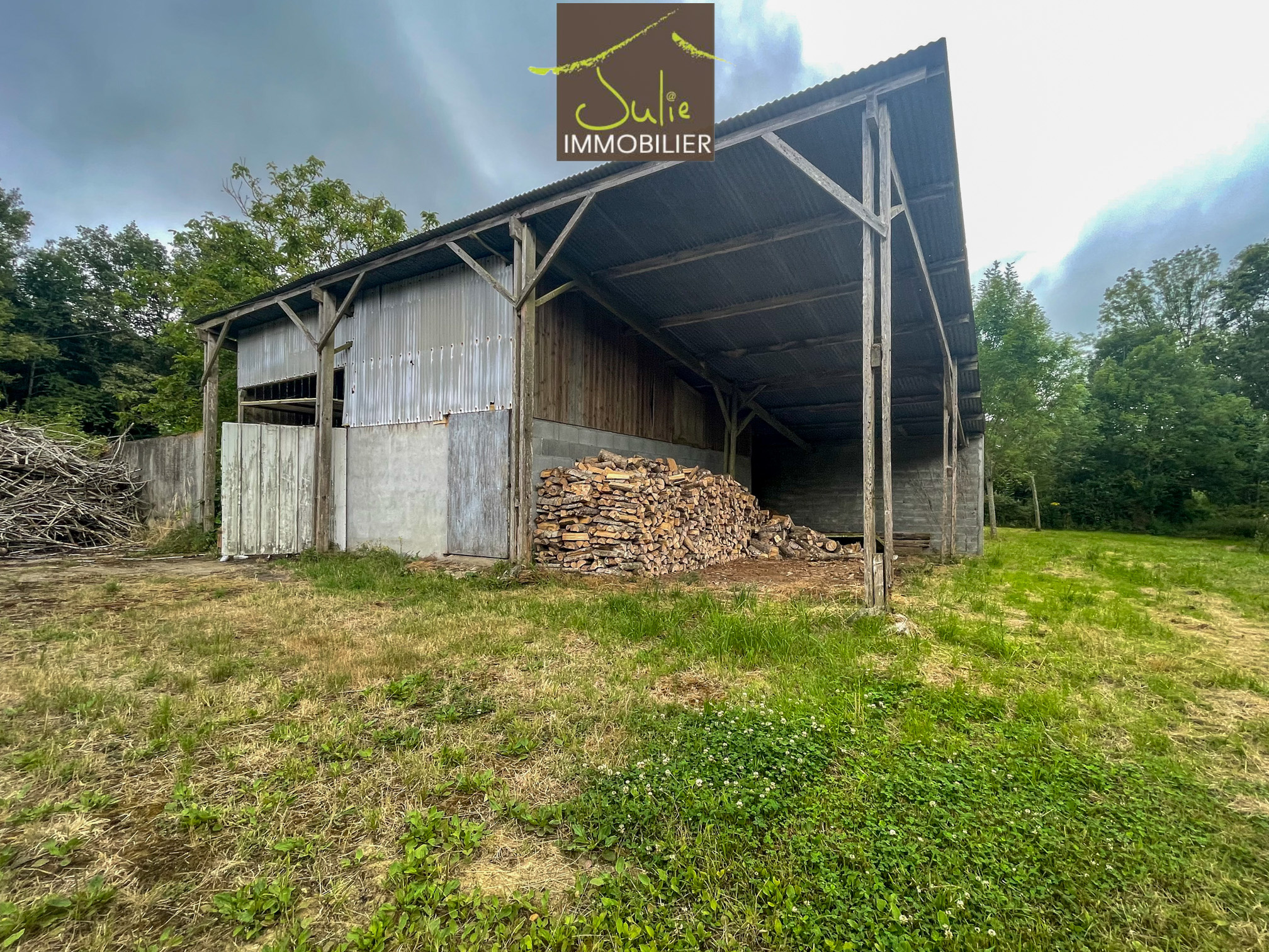 découvrez notre hangar de terrain idéal pour tous vos besoins de stockage et d'exploitation. profitez d'un espace robuste et flexible, parfait pour les activités agricoles, le matériel de construction ou toute autre utilisation. contactez-nous pour plus d'informations.