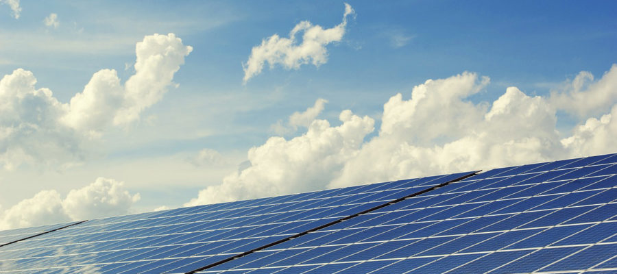 découvrez comment l'inclinaison des panneaux solaires peut optimiser la production d'énergie. apprenez les meilleurs angles d'inclinaison en fonction de votre emplacement et maximisez l'efficacité de votre installation solaire.
