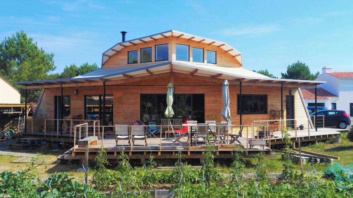 découvrez les avantages d'une maison autonome : un mode de vie durable, des économies d'énergie et un confort de vie optimal. apprenez comment concevoir et construire votre propre maison écologique, équipée des dernières technologies pour une indépendance énergétique.