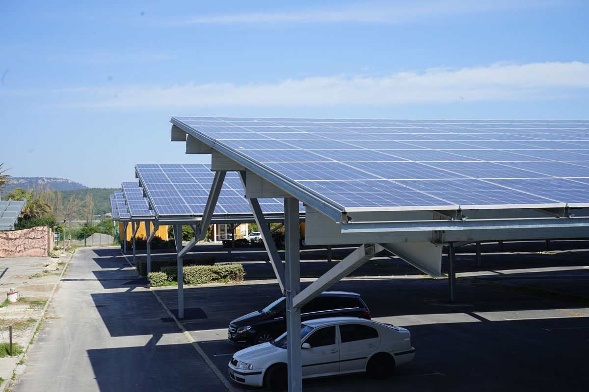 découvrez les avantages des ombrières photovoltaïques, une solution innovante alliant protection et énergie renouvelable. transformez vos espaces extérieurs en sources d'énergie tout en offrant de l'ombre et en préservant l'environnement.