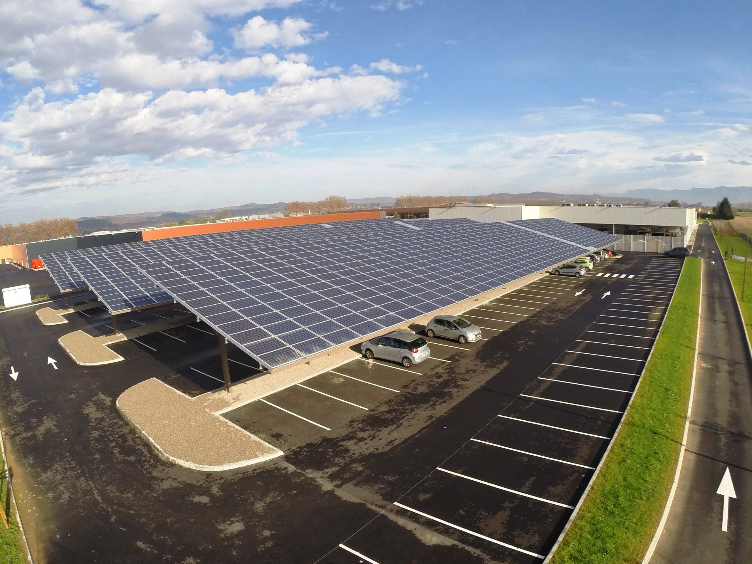 découvrez les avantages des ombrières photovoltaïques, une solution innovante qui combine protection contre le soleil et production d'énergie renouvelable. idéales pour les parkings et espaces extérieurs, elles réduisent l'empreinte carbone tout en offrant une ombre agréable.