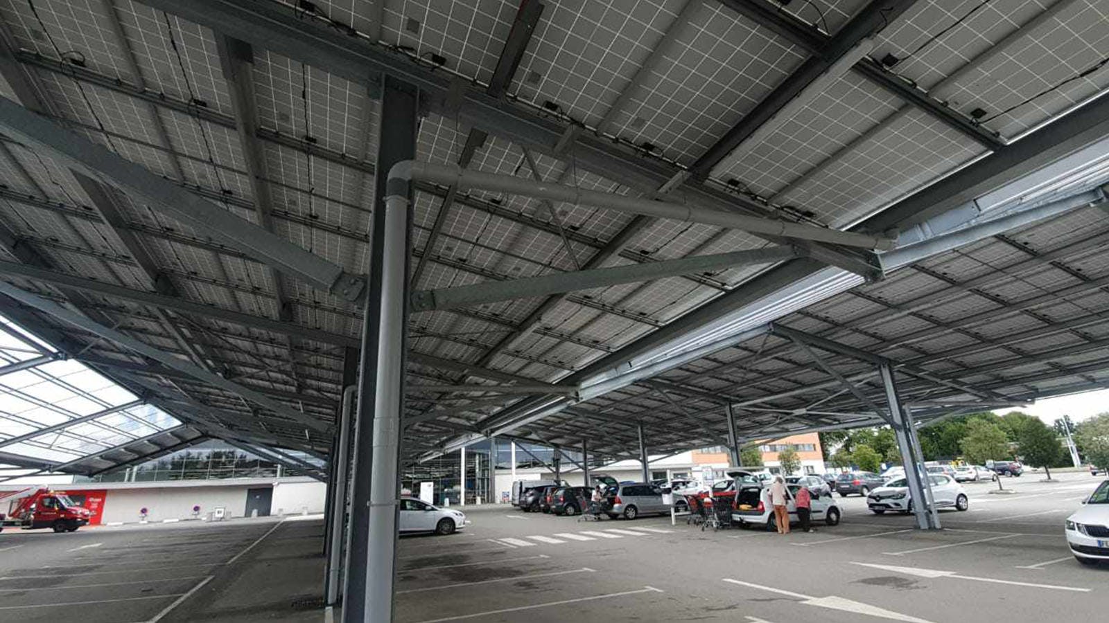 découvrez les avantages et inconvénients des ombrières photovoltaïques, une solution innovante pour produire de l'énergie renouvelable tout en offrant une protection contre les intempéries. analysez leur impact sur l'environnement, l'économie et l'esthétisme urbain.