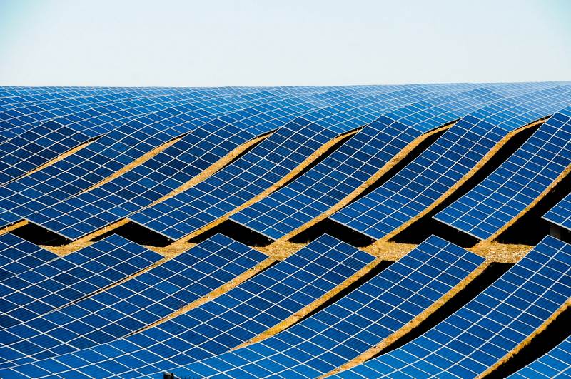 découvrez comment le secteur photovoltaïque s'oppose aux récentes réductions d'aides financières, mettant en lumière les enjeux et les conséquences pour l'industrie de l'énergie renouvelable en france.