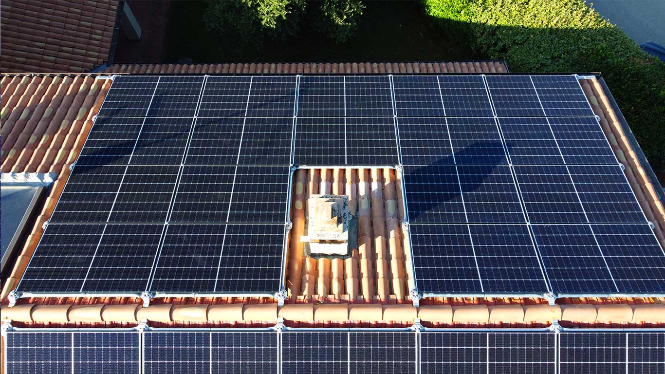 découvrez comment installer efficacement des panneaux solaires sur une toiture à faible pente. maximisez votre production d'énergie renouvelable tout en optimisant l'esthétique de votre maison.
