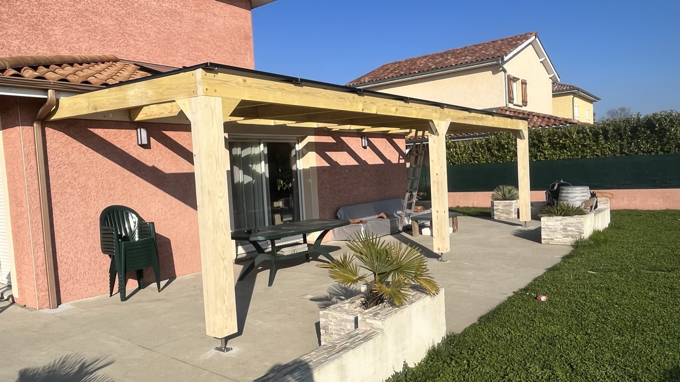découvrez la pergola solaire, une solution innovante pour profiter de votre espace extérieur tout en bénéficiant d'une protection contre le soleil. alliant design moderne et technologie photovoltaïque, elle transforme votre terrasse en un havre de paix, idéal pour se détendre ou recevoir. optez pour l'esthétique et l'écologie avec une pergola qui s'adapte à vos besoins.
