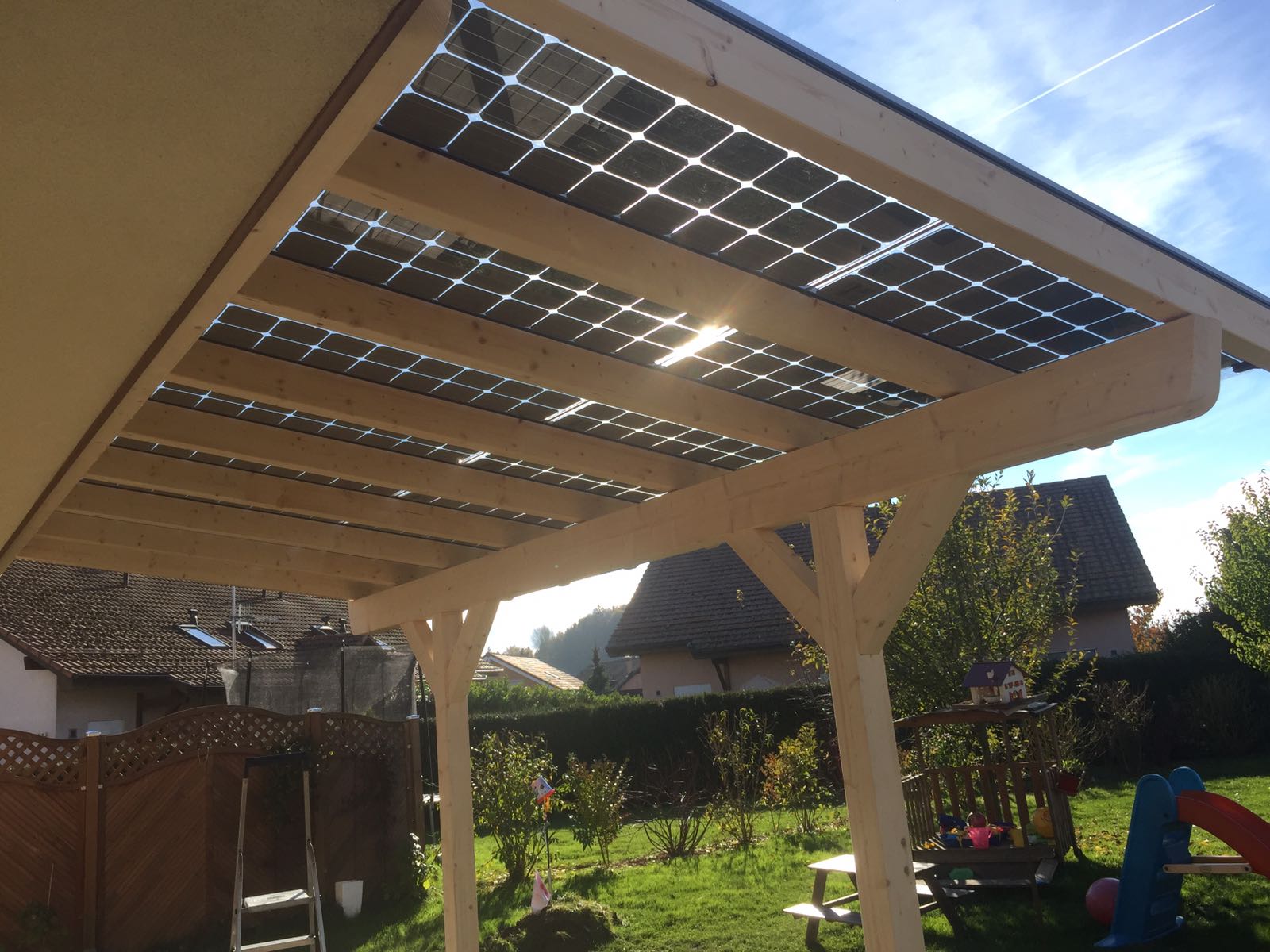 découvrez notre pergola solaire, l'alliance parfaite entre design moderne et fonctionnalité. profitez d'un espace extérieur ombragé et éco-responsable, grâce à ses panneaux solaires intégrés qui fournissent de l'énergie tout en embellissant votre jardin. transformez votre terrasse en un lieu de détente et de convivialité.