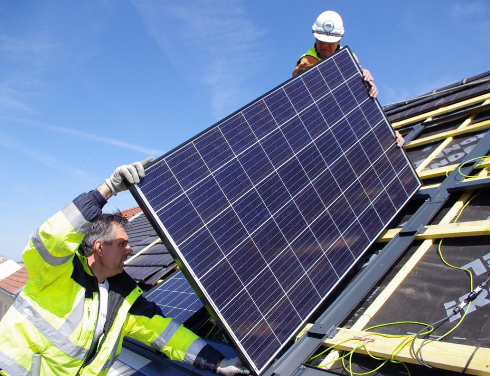 découvrez les avantages de l'énergie photovoltaïque : une solution durable et économique pour produire votre propre électricité, réduire votre empreinte carbone et faire des économies sur vos factures d'énergie.