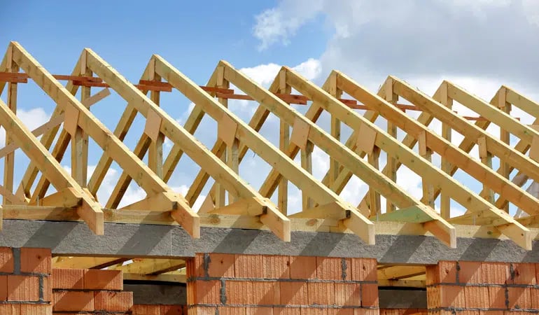 découvrez tout ce qu'il faut savoir sur le poids des charpentes en bois au mètre carré. nos conseils vous aideront à choisir le matériau adapté pour vos projets de construction. informez-vous sur les types de bois, leur résistance et l'impact sur votre budget.