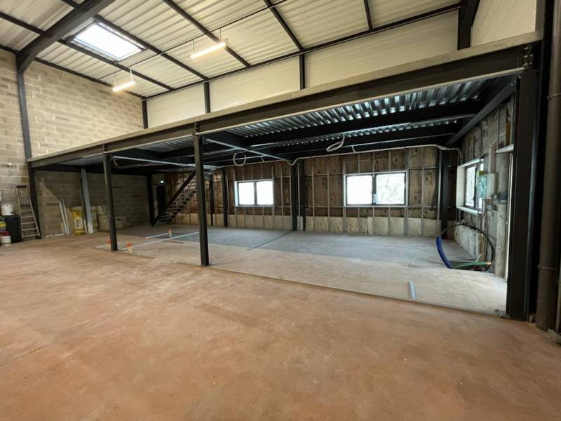 découvrez des solutions innovantes pour la rénovation de hangars, alliant modernité et praticité. transformez votre espace de stockage en un lieu fonctionnel et accueillant, tout en respectant votre budget et l'environnement. faites le choix de la qualité pour un projet réussi !