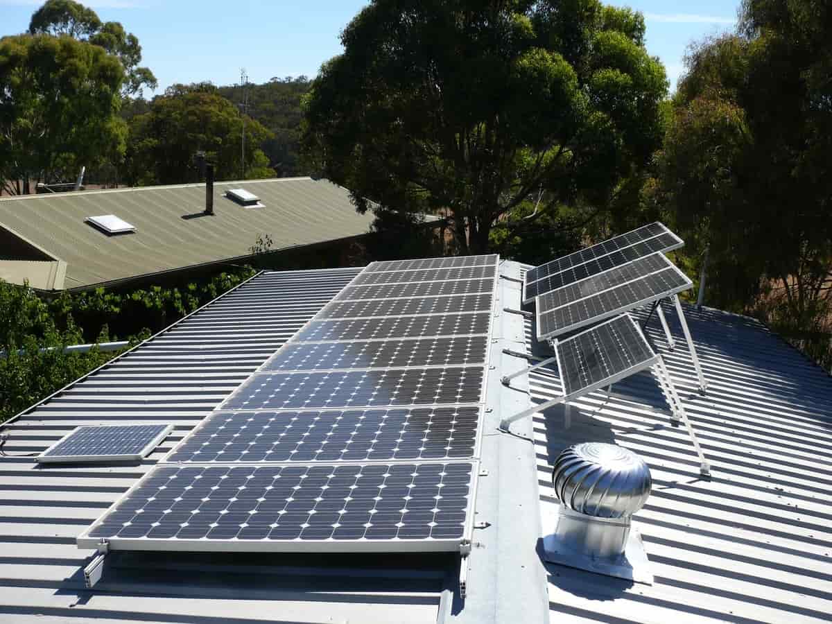 découvrez comment les panneaux solaires peuvent transformer votre toit en une source d'énergie renouvelable et durable. optimisez votre consommation d'électricité tout en réduisant votre empreinte carbone grâce à des solutions solaires adaptées à votre maison.