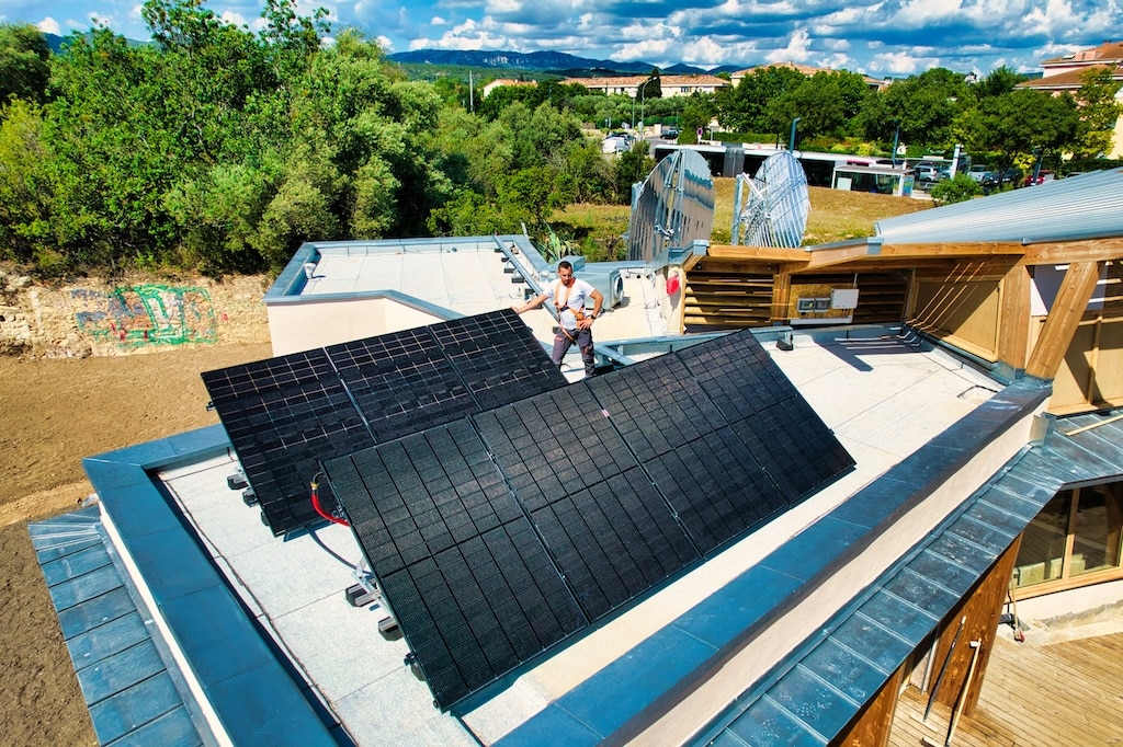 découvrez les avantages des toitures équipées de panneaux solaires : une solution écologique et économique pour produire votre propre énergie, réduire votre facture d'électricité et valoriser votre habitat.