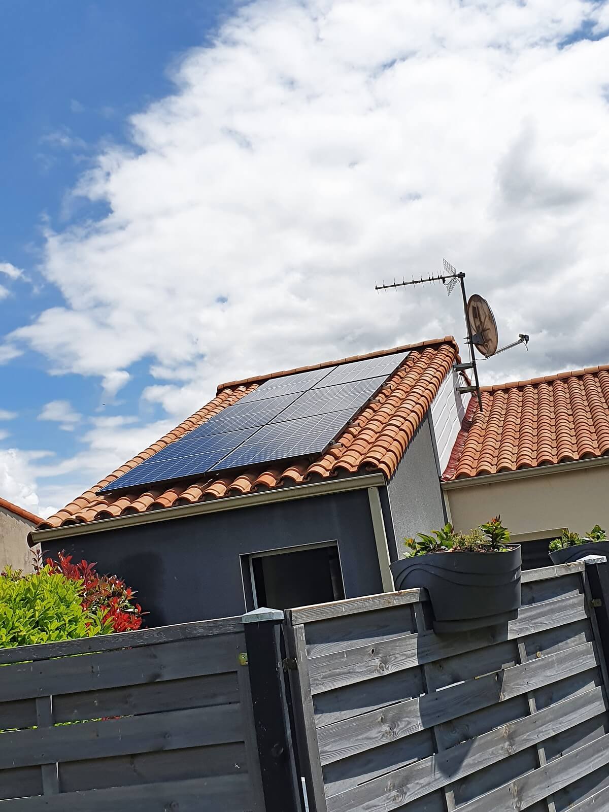 découvrez comment les panneaux solaires peuvent transformer votre toiture en une source d'énergie renouvelable. optimisez votre espace tout en réduisant votre empreinte carbone avec des solutions adaptées à votre maison.