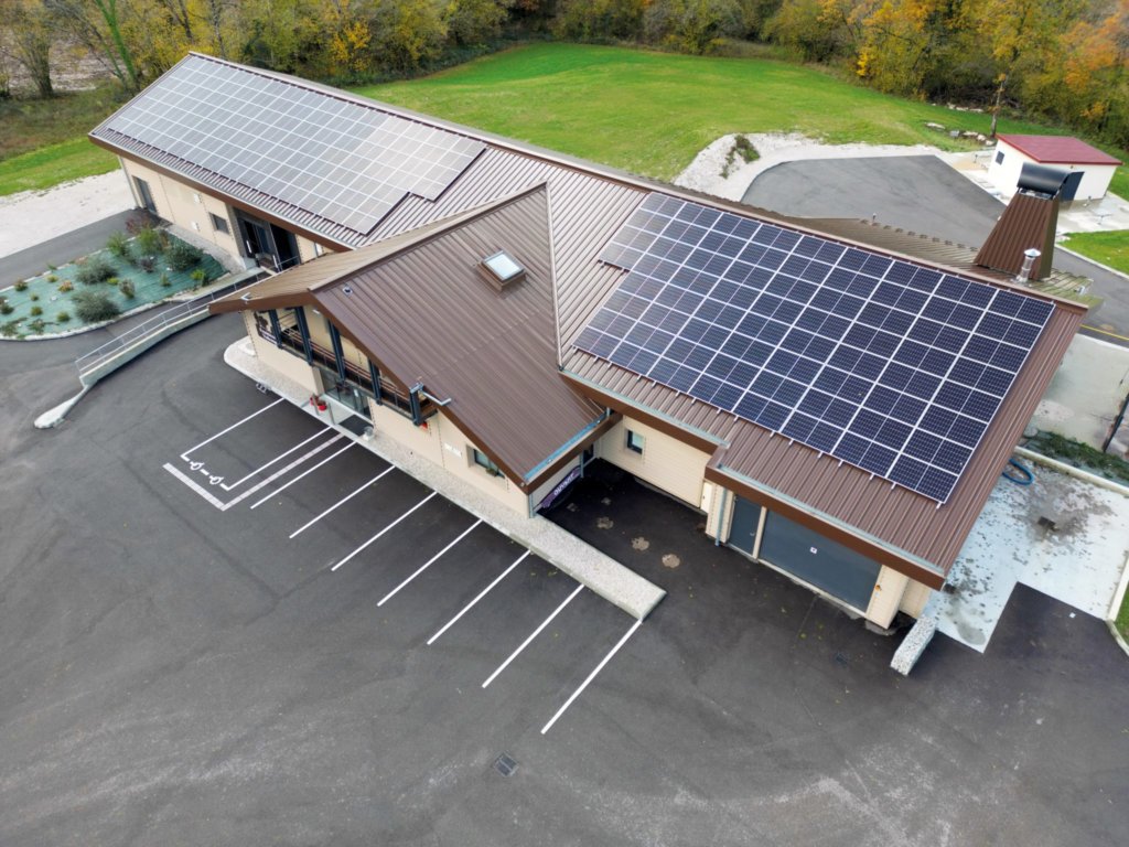 découvrez les avantages des toitures photovoltaïques : une solution écologique et économique pour produire votre propre électricité. profitez d'énergies renouvelables, réduisez vos factures d'énergie et valorisez votre patrimoine avec une installation solaire adaptée à vos besoins.