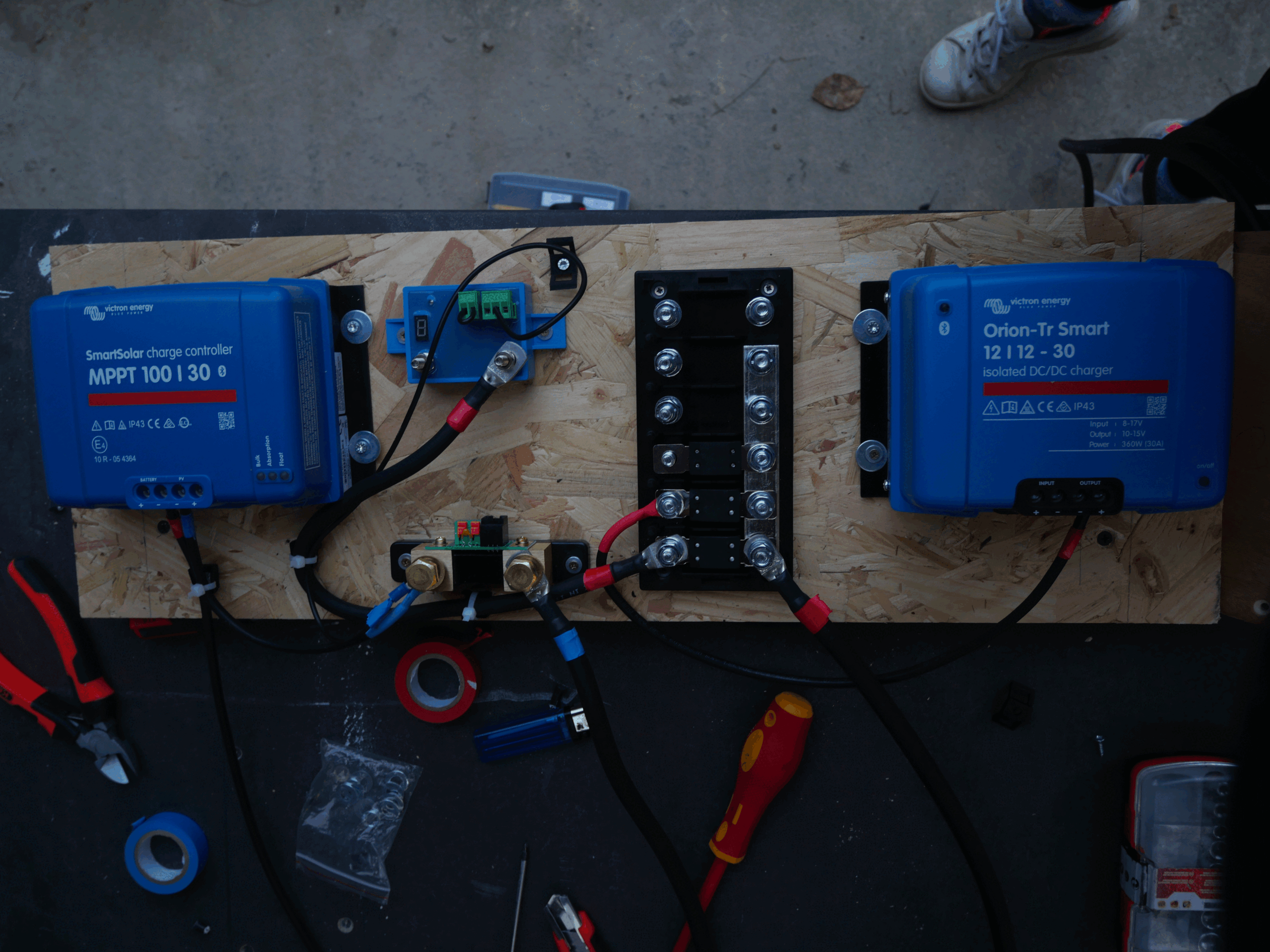 découvrez comment réaliser le branchement solaire pour votre fourgon aménagé. profitez de l'énergie verte pour vos aventures en plein air tout en garantissant autonomie et confort. suivez nos conseils pratiques et optimisez votre installation solaire pour des voyages inoubliables.