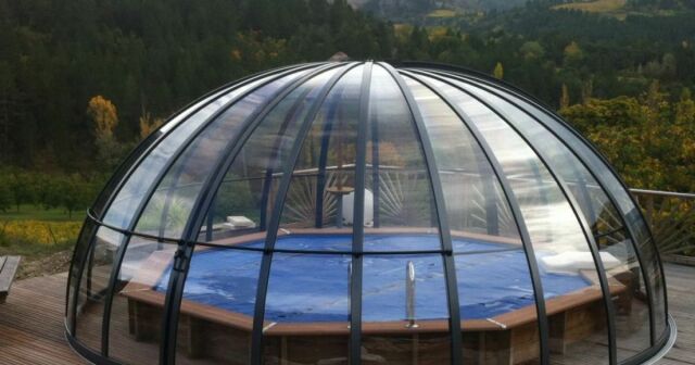 découvrez notre dôme de piscine innovant, conçu pour prolonger la saison de baignade tout en protégeant votre espace aquatique des intempéries. alliant esthétisme et praticité, ce dôme s'intègre parfaitement à votre jardin et vous permet de profiter de votre piscine en toute sérénité.