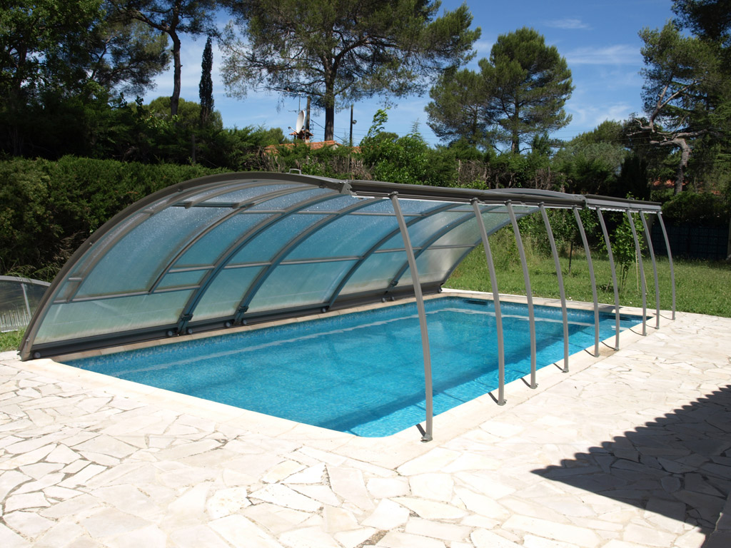 découvrez le dôme piscine, une solution innovante pour profiter de votre piscine toute l'année. protégez votre espace aquatique des intempéries tout en créant une atmosphère conviviale. idéal pour les amateurs de baignade, ce dôme combine esthétique et fonctionnalité pour transformer votre jardin.