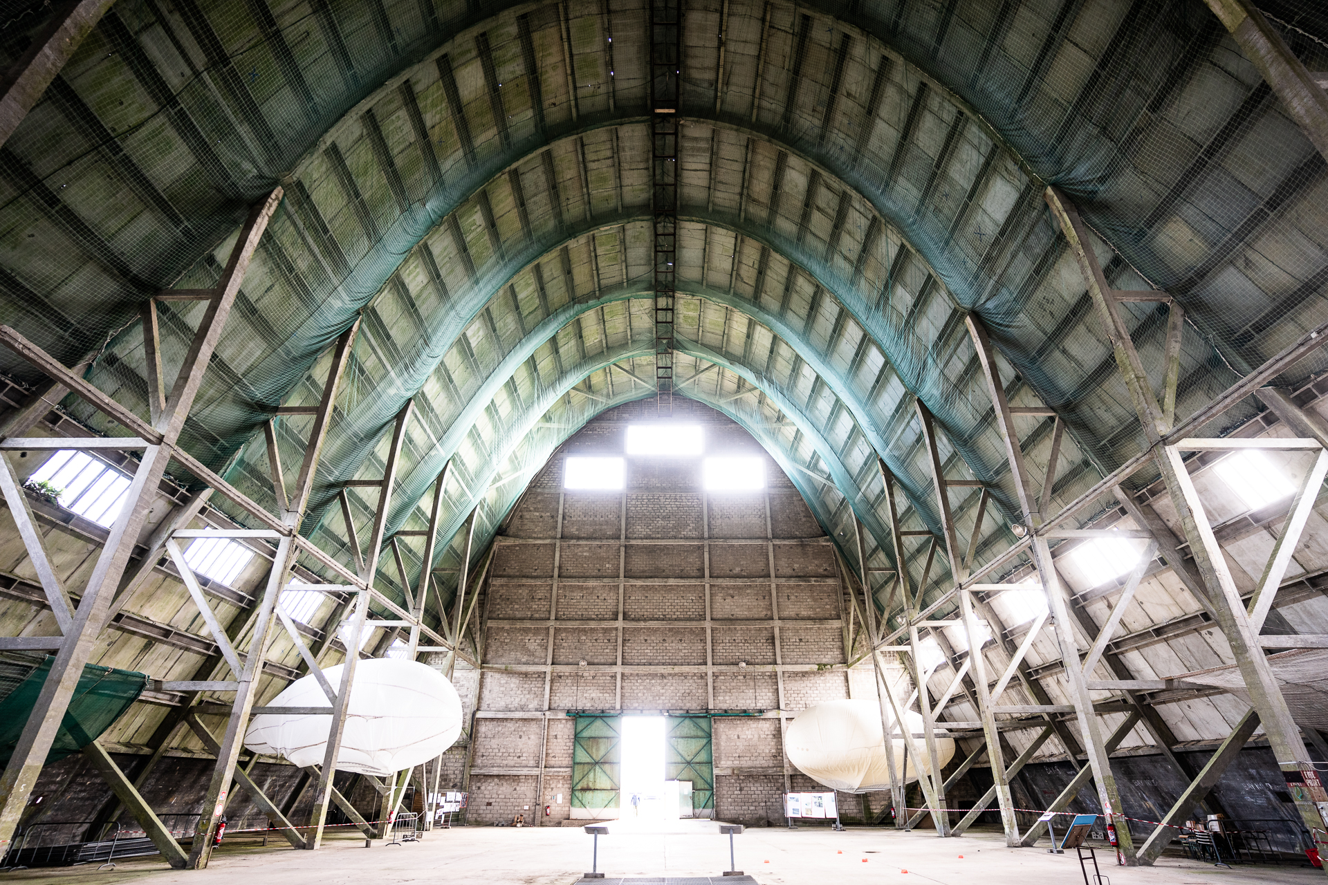 découvrez notre hangar moderne, idéal pour le stockage de vos biens, la recherche d'espace de travail ou le stationnement de vos véhicules. spacieux et facilement accessible, notre hangar offre une solution sécurisée et polyvalente pour tous vos besoins.
