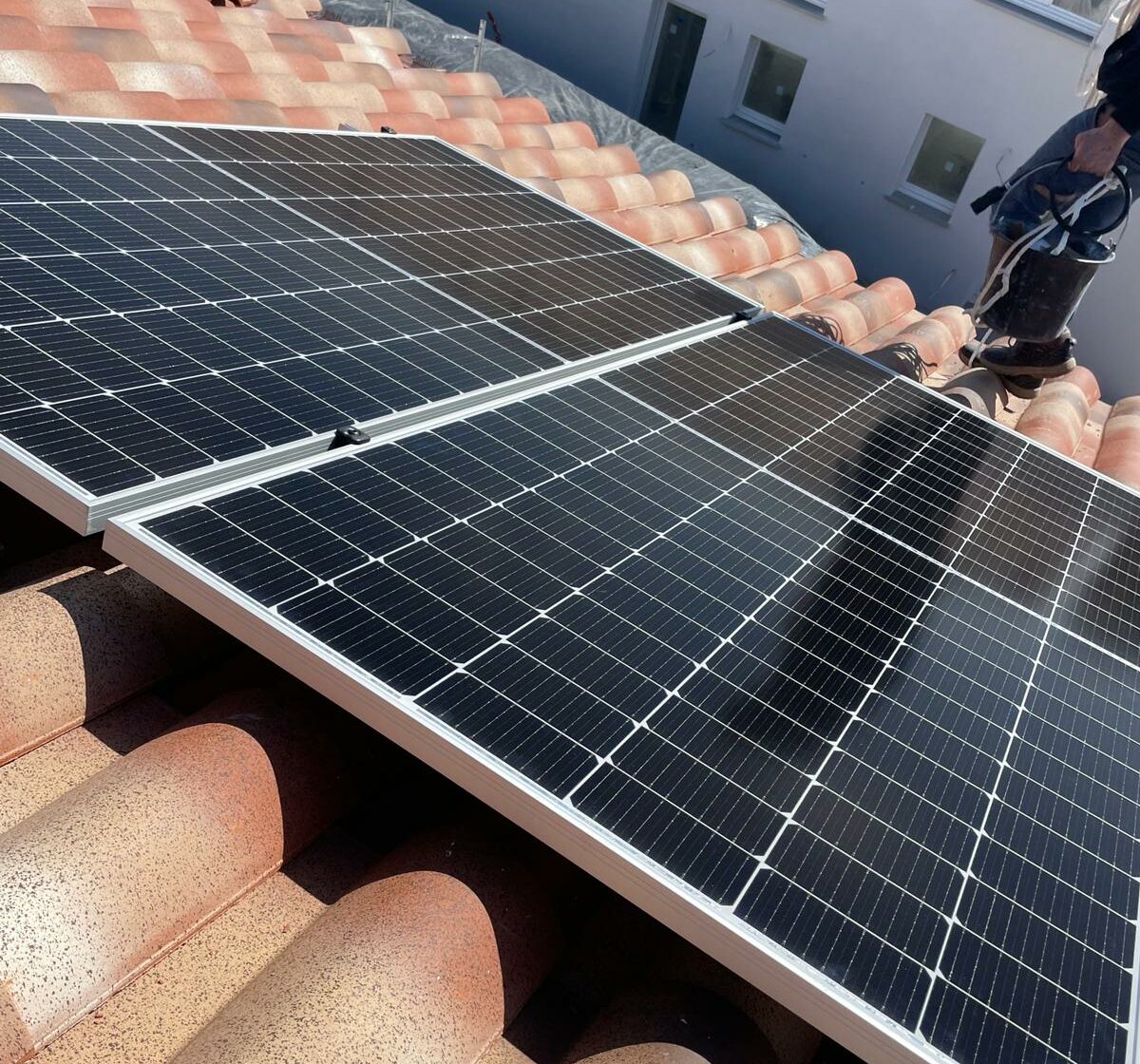 découvrez les avantages des panneaux solaires en occitanie : une source d'énergie renouvelable, des économies sur vos factures d'électricité et un impact positif sur l'environnement. optez pour une installation de panneaux solaires adaptée à vos besoins et profitez du soleil de la région pour générer votre propre électricité.
