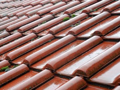 apprenez à poser des tuiles sur votre toit avec notre guide complet. découvrez les techniques, conseils et astuces pour un résultat professionnel et durable. transformez votre toiture et protégez votre maison efficacement.