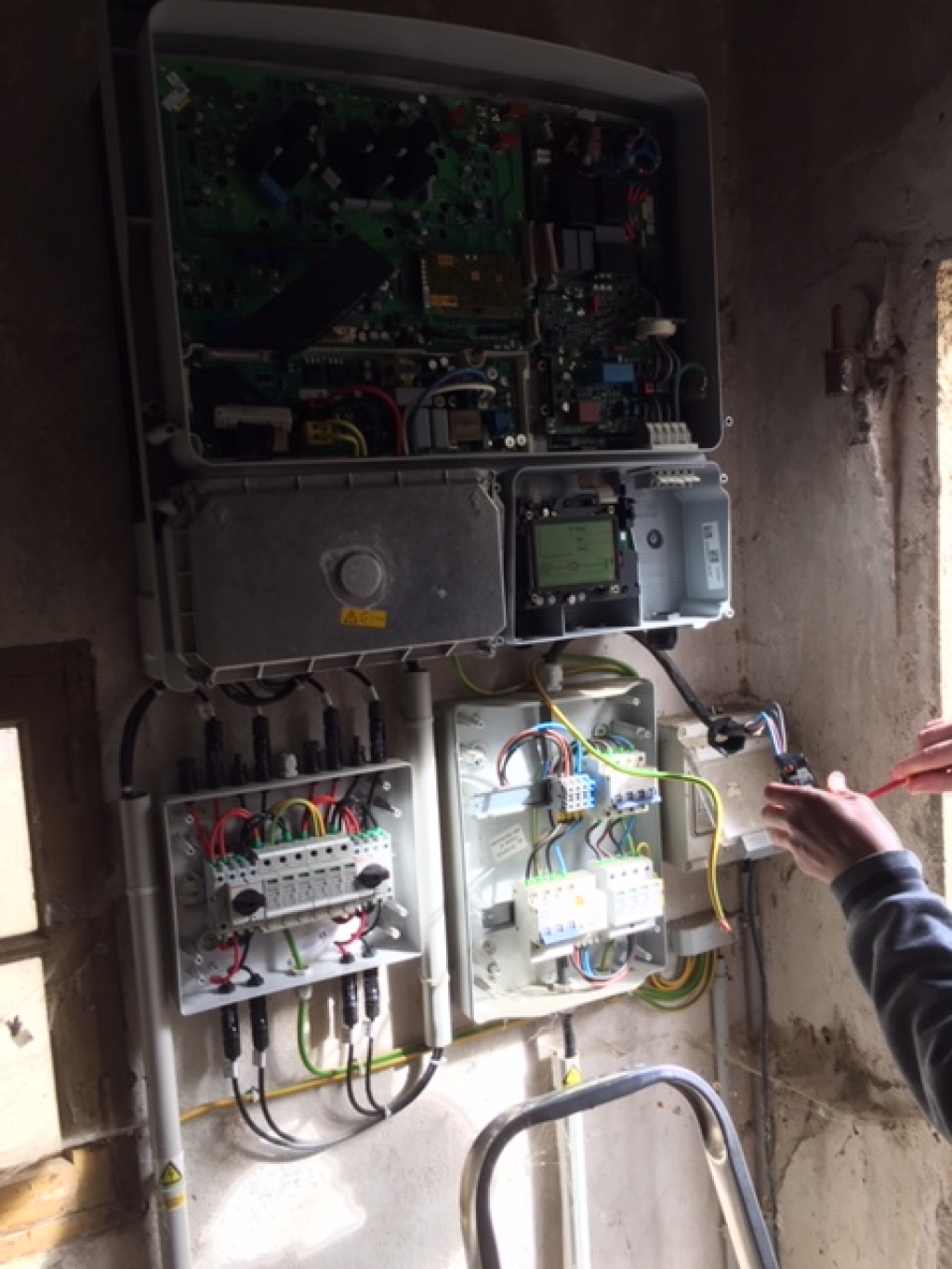 découvrez nos services de remplacement d'onduleurs photovoltaïques pour optimiser la performance de votre installation solaire. profitez d'une énergie renouvelable fiable et durable grâce à notre expertise et nos solutions adaptées, garantissant une transition rapide et efficace.