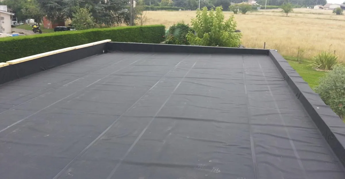 découvrez tout ce qu'il faut savoir sur le toit plat : avantages, inconvénients, matériaux, et conseils d'entretien pour garantir une structure durable et esthétique pour votre maison.