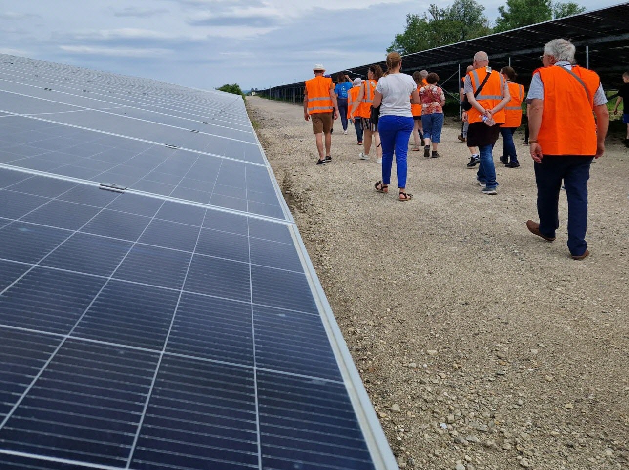 deux frères du maine-et-loire investissent dans l'énergie solaire pour promouvoir des solutions durables et écologiques dans leur région.